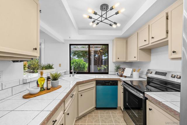 5751 Menorca Dr, San Diego CA: https://media.crmls.org/mediaz/06e6d148-1538-4e5f-91fb-90ec3be37f6c.jpg