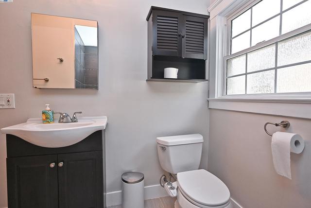 5706 Brookdale Ave, Oakland CA: https://media.crmls.org/mediaz/06e70396-9511-4f5b-be2d-8da0812fb6c7.jpg