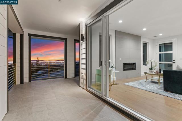 9 Turner Ct, Oakland CA: https://media.crmls.org/mediaz/06e78dd8-ffc6-4cdb-8dd8-96752ad4f430.jpg