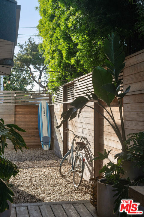 729 Superba Avenue, Venice CA: https://media.crmls.org/mediaz/06e7bb07-7d8e-4e2d-a100-a9ff5bd3b772.jpg