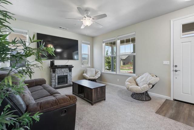 655 Lewis Street, King City CA: https://media.crmls.org/mediaz/06e7db8a-3657-4747-95da-88d8822c17c7.jpg