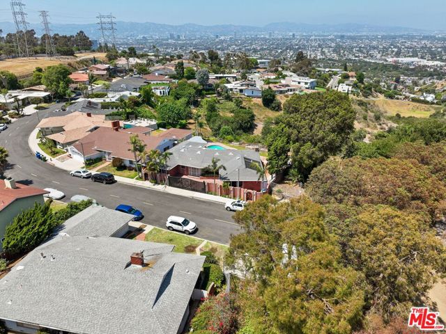 4260 S Cloverdale Avenue, Los Angeles CA: https://media.crmls.org/mediaz/06e8f8a0-137f-42b8-9a7e-0068821e3f18.jpg