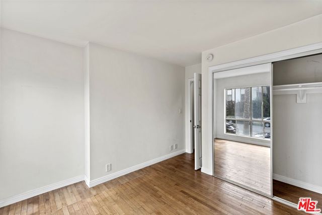 1033 6TH Street, Santa Monica CA: https://media.crmls.org/mediaz/06e97eb4-d579-4ae4-83c5-5e029406103a.jpg