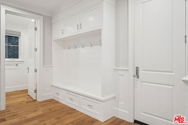 813 N Spaulding Avenue, Los Angeles CA: https://media.crmls.org/mediaz/06ea0522-cb95-4790-9b42-88489a910134.jpg