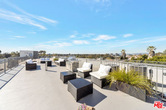 5506 Thornburn Street, Los Angeles CA: https://media.crmls.org/mediaz/06ea381b-515d-41f0-9bdd-f9757b59c361.jpg