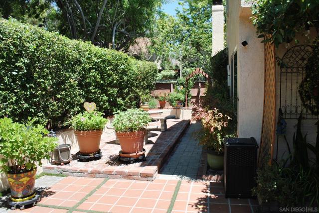 5150 Abuela Dr, San Diego CA: https://media.crmls.org/mediaz/06eacc1d-724f-48a2-96a8-0fe3e318e1d9.jpg