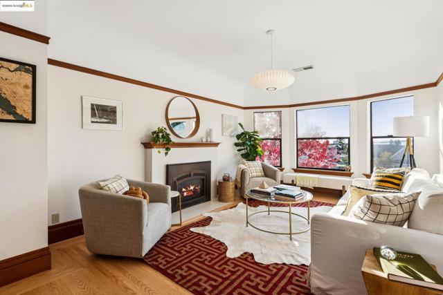 1521 Josephine St, Berkeley CA: https://media.crmls.org/mediaz/06eae3be-36ec-4211-adb7-ff7e43d221e1.jpg