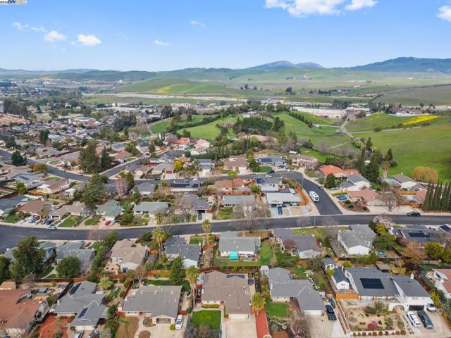 2682 Pickfair Ln, Livermore CA: https://media.crmls.org/mediaz/06eb60cc-4822-4c3a-99f2-0c393a598080.jpg