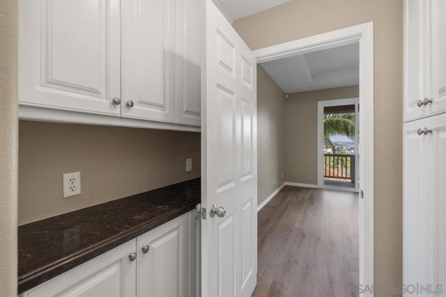 6013 Oakgate Row, La Jolla CA: https://media.crmls.org/mediaz/06eb8202-7ced-400c-94f4-2163839e593c.jpg
