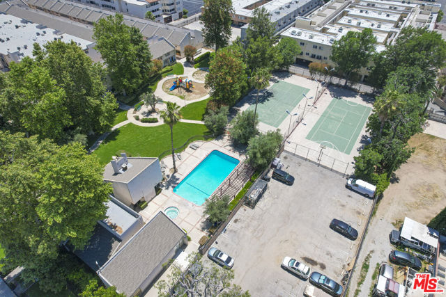 7631 Reseda Boulevard, Reseda CA: https://media.crmls.org/mediaz/06ebced0-e66d-4447-b5fe-6845332f66f3.jpg