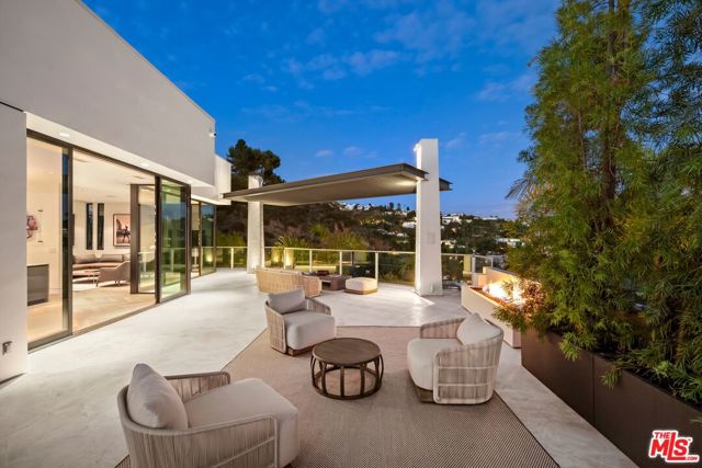 9405 Sierra Mar Place, Los Angeles CA: https://media.crmls.org/mediaz/06ebe3a2-4536-4e7c-b1c9-d9a45ce13fea.jpg