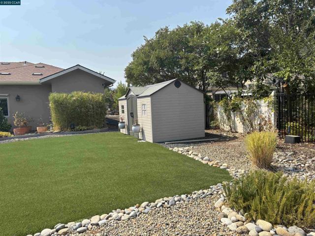 121 Blue Oak Ct, Copperopolis CA: https://media.crmls.org/mediaz/06ec9eb4-bf40-4dca-96dd-6d2549692bf7.jpg