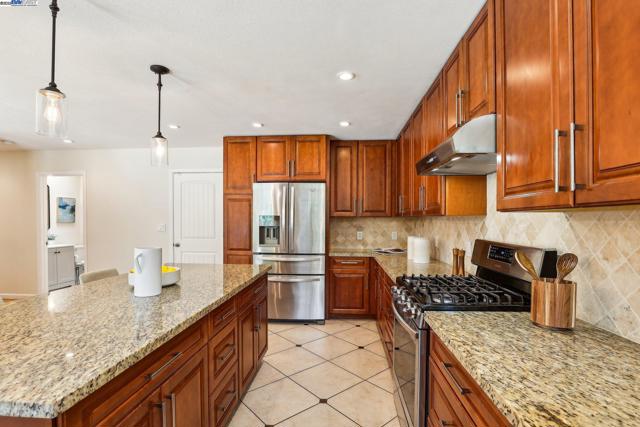 19927 Conrad Ct, Castro Valley CA: https://media.crmls.org/mediaz/06ed20a3-125e-4a91-93fc-2bcbc13ad383.jpg