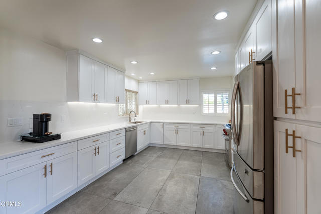 Detail Gallery Image 16 of 51 For 13615 Herrick Ave, Sylmar,  CA 91342 - 4 Beds | 3 Baths