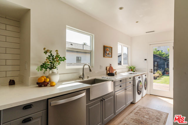 2709 S Harcourt Avenue, Los Angeles CA: https://media.crmls.org/mediaz/06edf1a2-3740-4afa-ae09-399f5d4fae40.jpg
