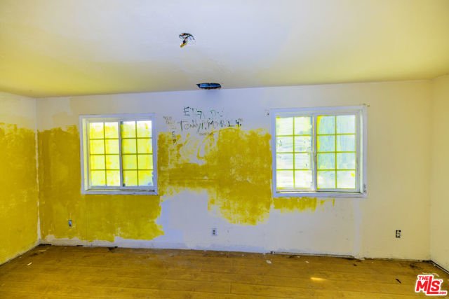 1890 Pasadena Avenue, Long Beach CA: https://media.crmls.org/mediaz/06ee0412-8cc3-4c8d-8426-8a42a1b419bf.jpg