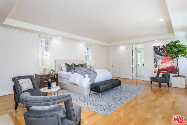 107 N Doheny Drive, Beverly Hills CA: https://media.crmls.org/mediaz/06ee7538-8a7c-4cdb-b959-baa8484b0813.jpg