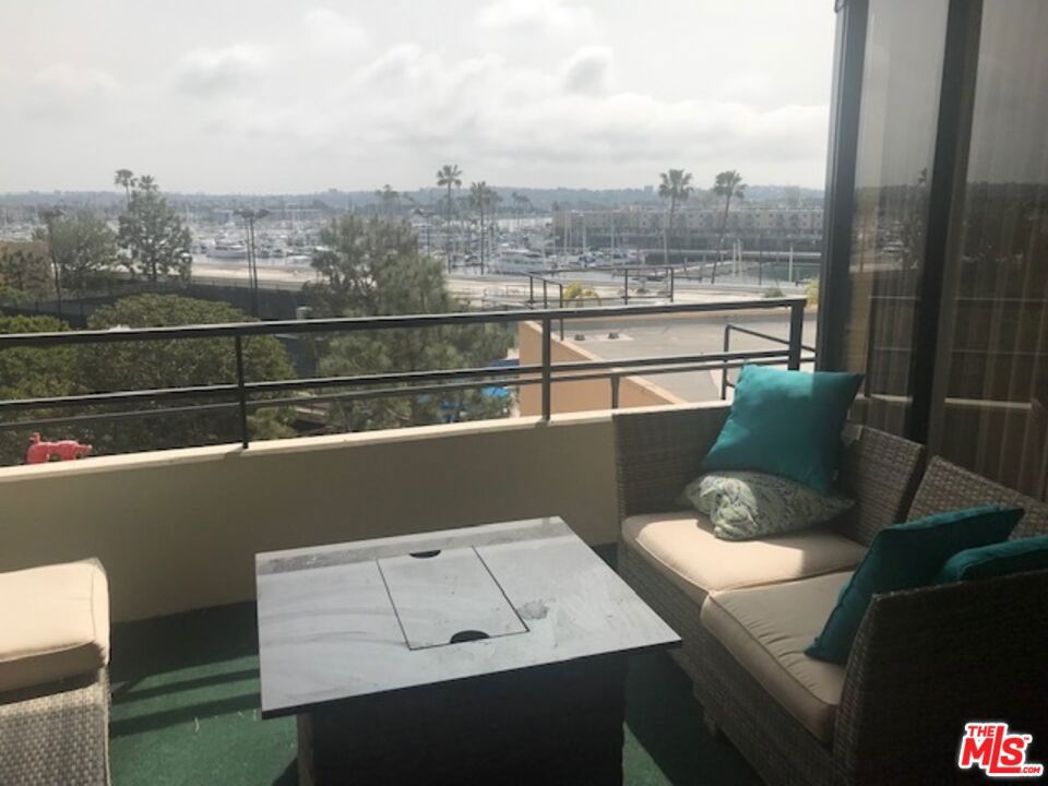 https://media.crmls.org/mediaz/06ee969f-d9b2-41b2-9128-e20439e6f743.jpg?preset=X-Large