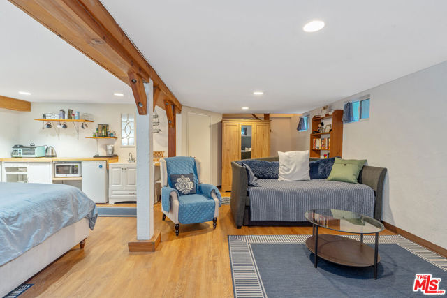 41 Vicente Terrace, Santa Monica CA: https://media.crmls.org/mediaz/06eec8a8-0d07-4899-9dec-2743e5c66a47.jpg