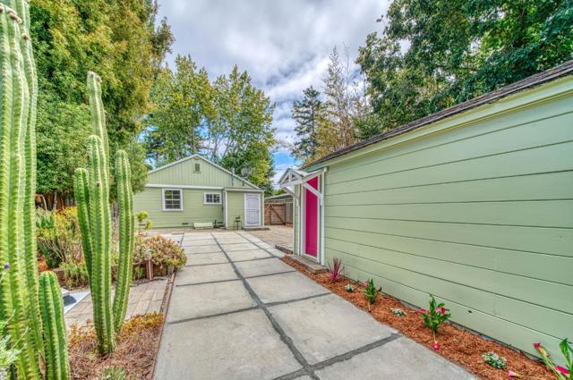 1749 43rd Avenue, Capitola CA: https://media.crmls.org/mediaz/06ef8618-f1bc-4d9c-8c62-f7c12cae1931.jpg