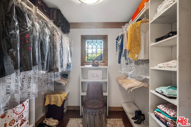 1610 N Beverly Drive, Beverly Hills CA: https://media.crmls.org/mediaz/06efe182-3ed7-4253-b5fe-161651e1bb87.jpg