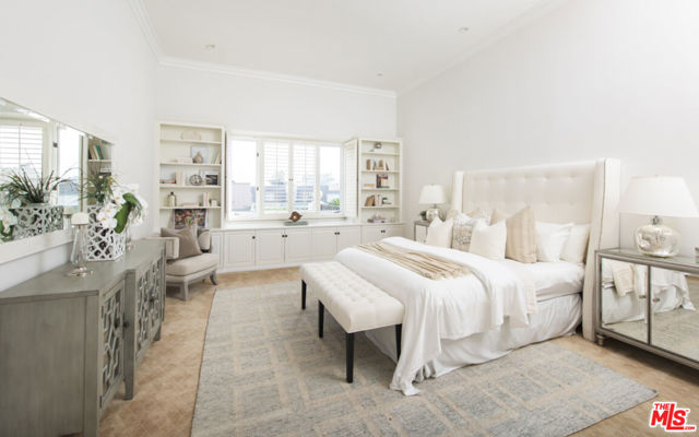 10108 Empyrean Way, Los Angeles CA: https://media.crmls.org/mediaz/06f076b3-0b44-418b-8901-a0be2ee92c52.jpg