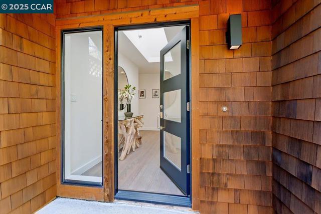 316 Village View Ct, Orinda CA: https://media.crmls.org/mediaz/06f18897-94e4-4044-9b5e-6babe1007d57.jpg
