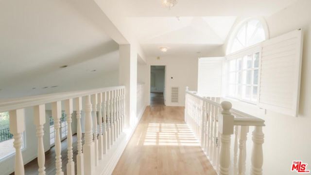 10900 Terryview Drive, Studio City CA: https://media.crmls.org/mediaz/06f32904-0628-461c-9a4f-db4b98cbb606.jpg