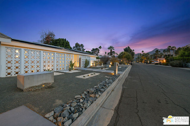 2002 S Bobolink Lane, Palm Springs CA: https://media.crmls.org/mediaz/06f33e7f-0bbe-44eb-8b2d-51efbcf2832d.jpg