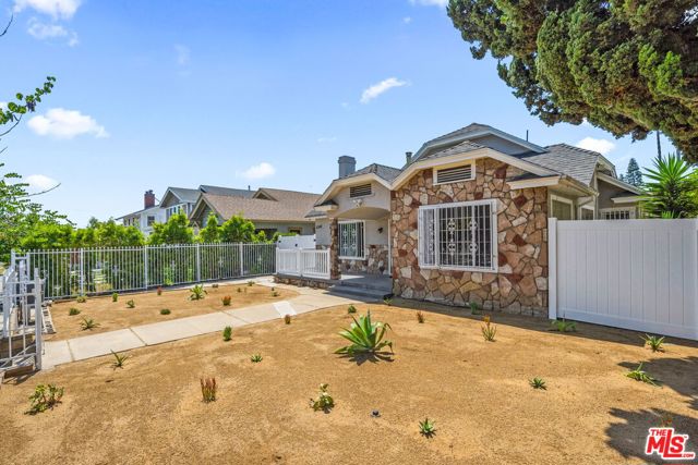 5342 Lemon Grove Avenue, Los Angeles CA: https://media.crmls.org/mediaz/06f3cdbb-63a9-4934-bdd5-2d58cfac969b.jpg