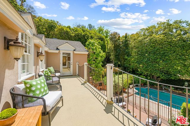 1376 San Ysidro Drive, Beverly Hills CA: https://media.crmls.org/mediaz/06f402e1-f5ee-4666-a081-bb7d86a93ef3.jpg