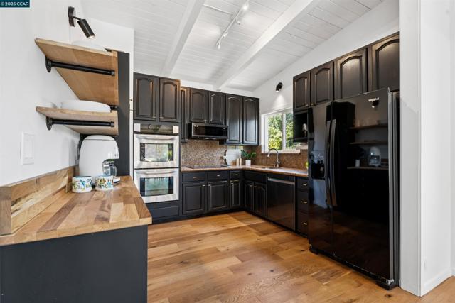 5915 ALHAMBRA AVE, Oakland CA: https://media.crmls.org/mediaz/06f43f62-82f7-4a62-b77e-1e209338d97e.jpg