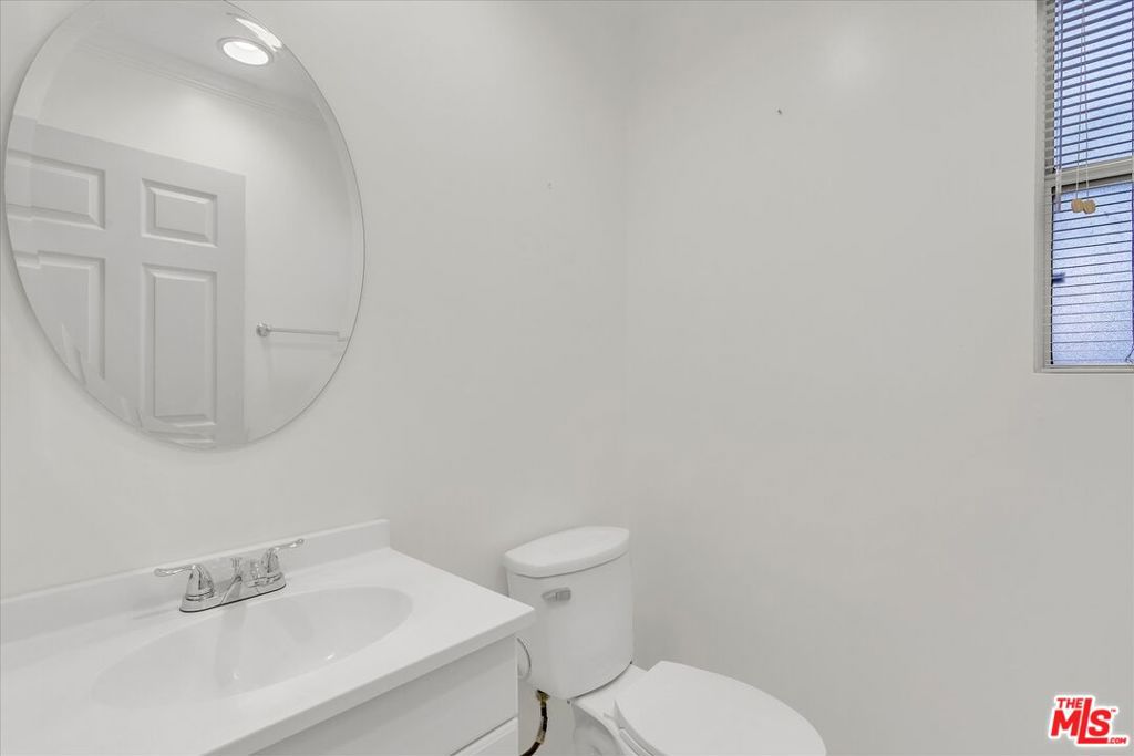 https://media.crmls.org/mediaz/06f54532-38a1-417b-afd0-a3c921dacfad.jpg?preset=X-Large