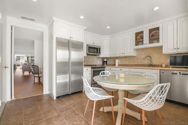 939 Coast Blvd. 5G, La Jolla CA: https://media.crmls.org/mediaz/06f55f20-f412-4e75-b557-a65fcb808640.jpg