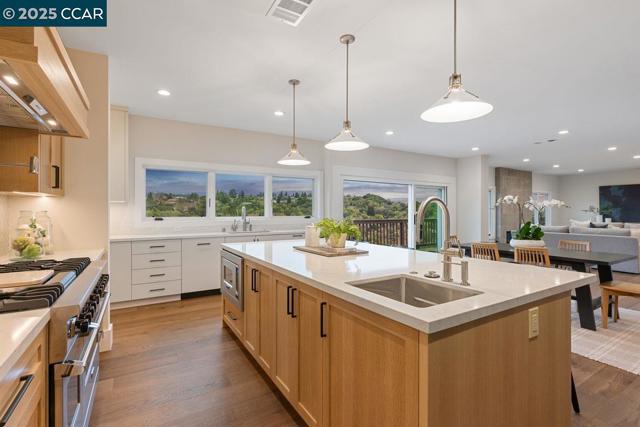 625 Sky Hy Cir, Lafayette CA: https://media.crmls.org/mediaz/06f5640c-1dee-4774-b1ad-47331b390e82.jpg
