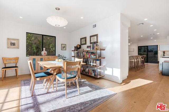 3850 Udell Court, Los Angeles CA: https://media.crmls.org/mediaz/06f5eec5-71b0-4926-af0b-441f3d558290.jpg