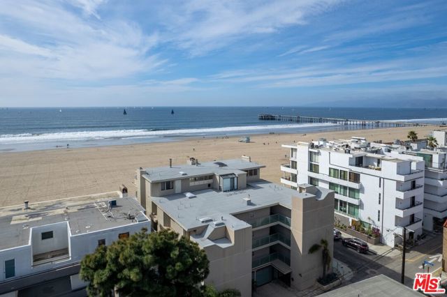 6 Eastwind Street, Marina del Rey CA: https://media.crmls.org/mediaz/06f7ed60-5cfb-4d60-bc90-5f7db493864c.jpg