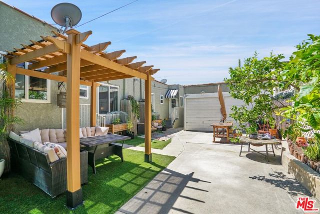 1301 S Hudson Avenue, Los Angeles CA: https://media.crmls.org/mediaz/06f86782-4f3f-4ecf-8b42-9f41e35cd15a.jpg