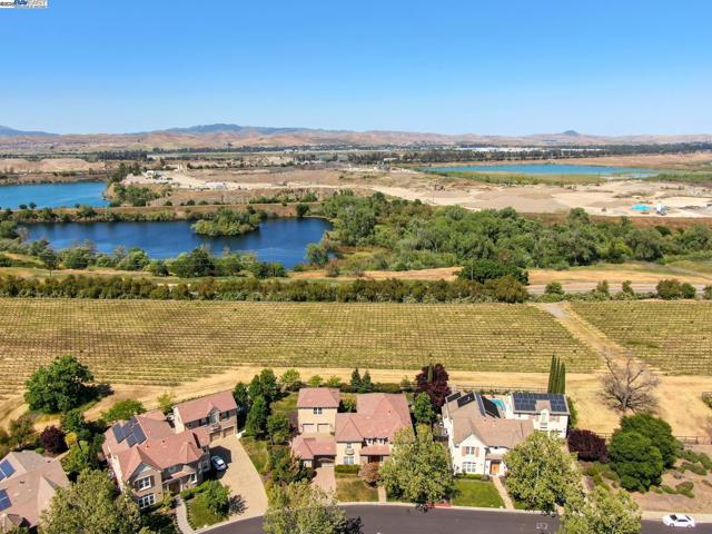 2307 Vineyard Heights Ln, Pleasanton CA: https://media.crmls.org/mediaz/06f8c45f-56aa-482f-ac7f-c4989a66563d.jpg
