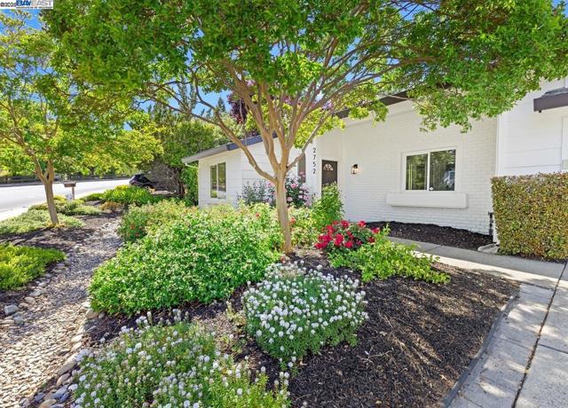 2752 Morgan Dr, San Ramon CA: https://media.crmls.org/mediaz/06f8ec9e-624b-4770-9568-2173c876ffaf.jpg