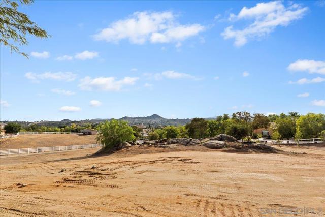 31252 North Star Way, Valley Center CA: https://media.crmls.org/mediaz/06f9950d-4ef0-453c-89f9-f17fa67837a0.jpg