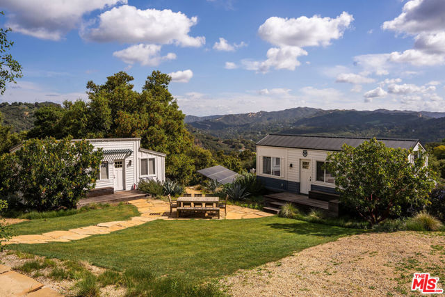 22575 Monte Vista Drive, Topanga CA: https://media.crmls.org/mediaz/06fa0c17-e21a-4b50-afe6-371a57bc4652.jpg
