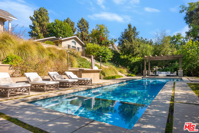 1009 Jeannette Avenue, Thousand Oaks CA: https://media.crmls.org/mediaz/06fa34ee-b71d-481d-ad42-2c9b67e4ef48.jpg
