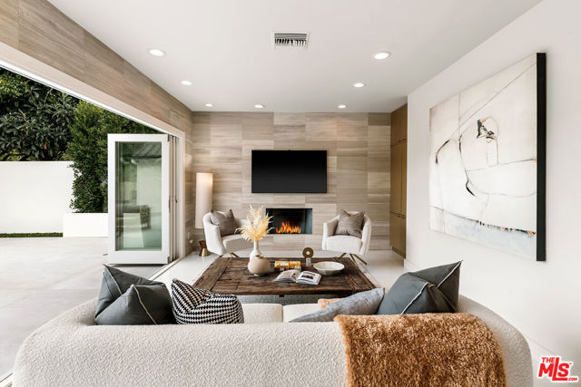 2612 Wallingford Drive, Beverly Hills CA: https://media.crmls.org/mediaz/06fabc5e-2607-4cb4-a0aa-1ded237b186d.jpg