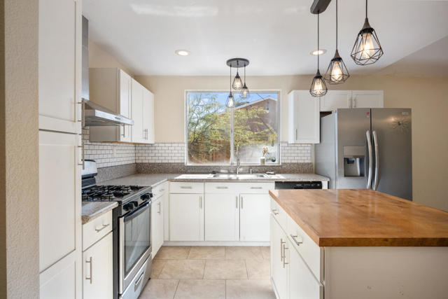 61619 Granada Drive, Joshua Tree CA: https://media.crmls.org/mediaz/06fabcd2-7993-4858-a304-f6cb368a727c.jpg