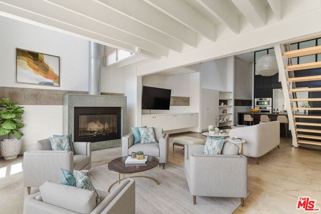 1132 5th Avenue, Venice CA: https://media.crmls.org/mediaz/06fada1f-dda7-44da-877c-a51d9bad474b.jpg