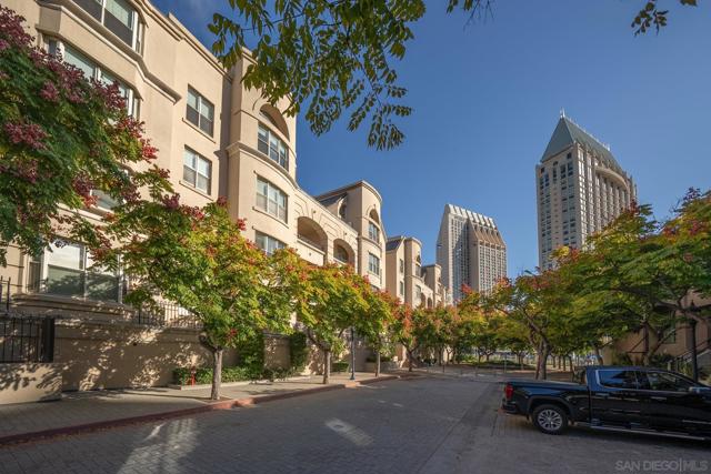 655 India St, San Diego CA: https://media.crmls.org/mediaz/06faf224-cd7f-4aca-a17e-653a9d7448cd.jpg