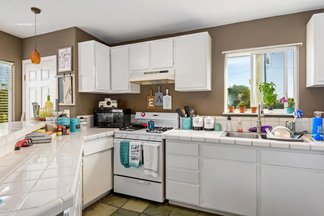 1662 Ocean Avenue, Ventura CA: https://media.crmls.org/mediaz/06fc8b2e-38c8-425b-9803-a585cb2caf3b.jpg