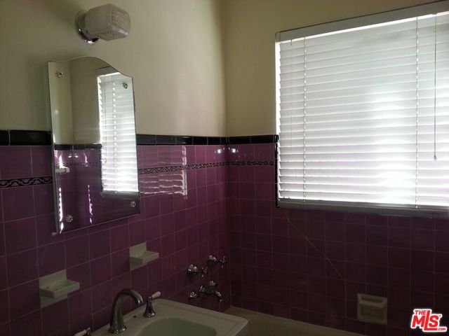 570 N ROSSMORE Avenue, Los Angeles CA: https://media.crmls.org/mediaz/06fd1523-180a-4f74-ac20-43b6c30286c5.jpg