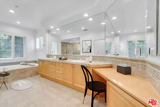 1535 Verde Ridge Lane, Westlake Village CA: https://media.crmls.org/mediaz/06fe8413-5194-466f-8176-a0e870fd227e.jpg